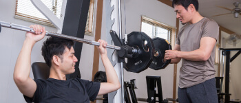 247workout_千種_パーソナルトレーニングする男性