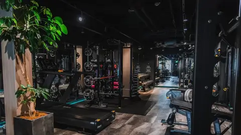 ビヨンド_中野_内装_トレーニングマシン