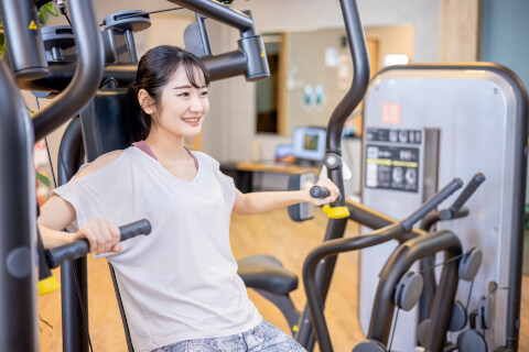 チェストプレス_筋トレ_初心者_女性