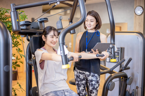 チェストプレス_ジム_初心者_女性_筋トレ