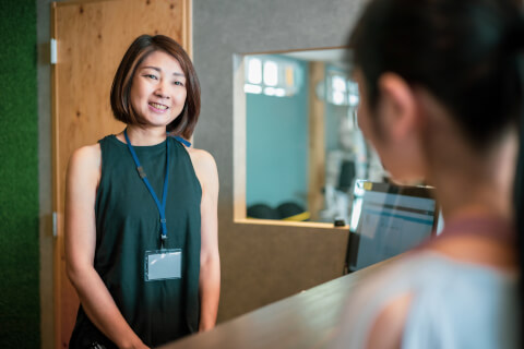 ジム見学_フロント_女性 