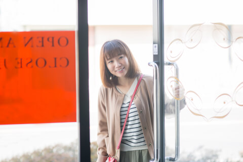 ジム_入店_女性_普段着