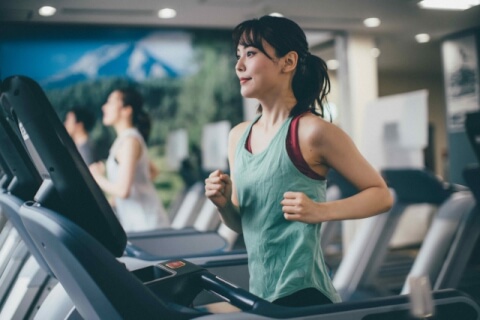ジムでランニングする女性_女性専用ジム