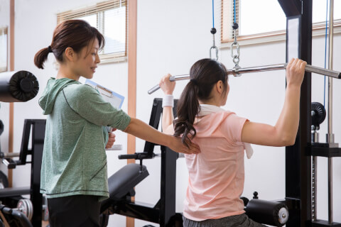 ラットプルダウン_筋トレマシン_初心者_女性