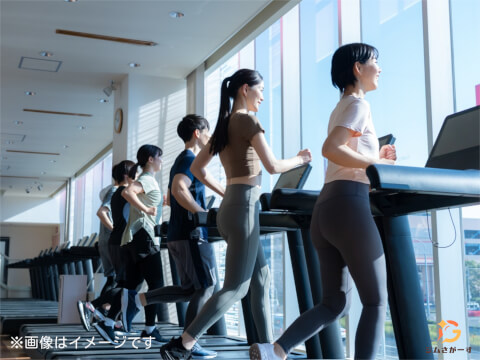 上野健康増進センター_マシンでトレーニングする女性_イメージ画像